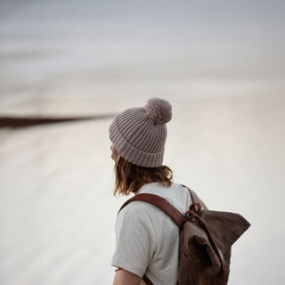Explorer look featuring Will & Bear off white chunky knit beanie, suited for travel and nature hikes