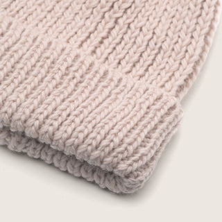 Detailed close-up of chunky knit pattern on Will & Bear off white beanie, showcasing natural wool texture