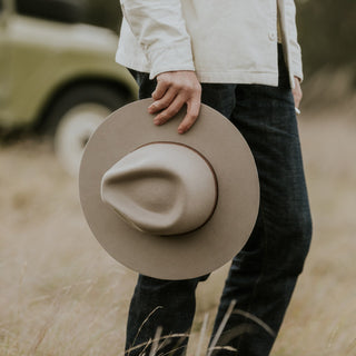 Holding Will & Bear Percy Eucalyptus Felt Western Hat – Travel-Ready Wide Brim Hat in Hand.