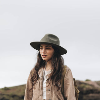 Woman Wearing Will & Bear Woodley Moss Felt Gardening Hat by the Coast – Wide-Brim Wool Hat for Women